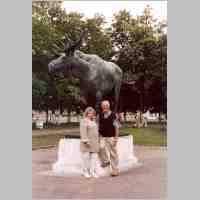 905-1380 Ostpreussenreise 2004. Ilse und Joachim Rudat vor dem Denkmal.jpg